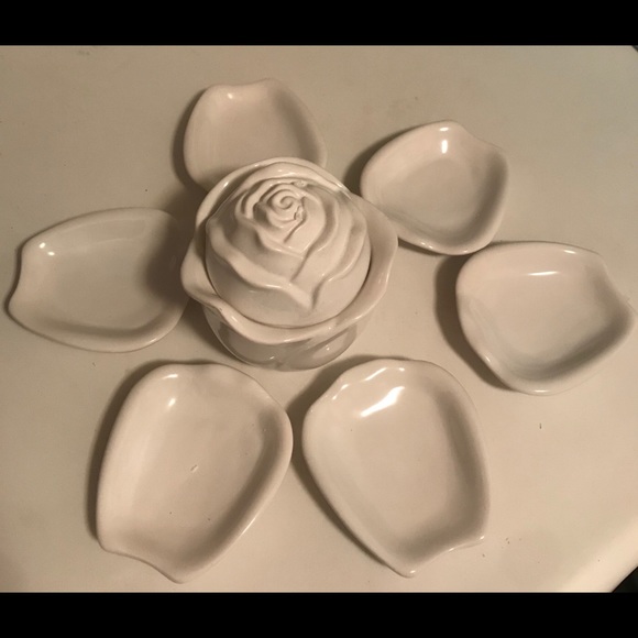 Ceramic Flower-Shaped 8-Piece Serving Dish Set - Picture 3 of 8